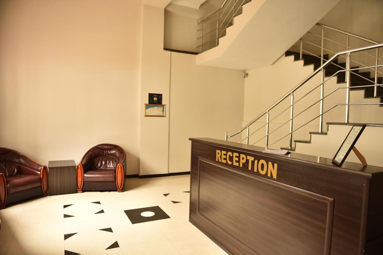 Prime Hotel Batoemi Buitenkant foto