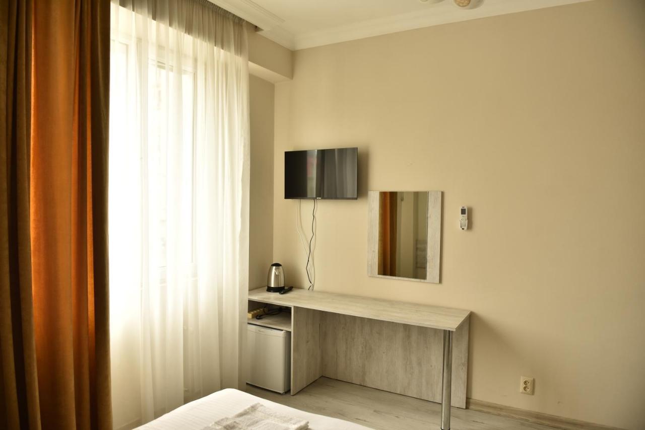 Prime Hotel Batoemi Buitenkant foto
